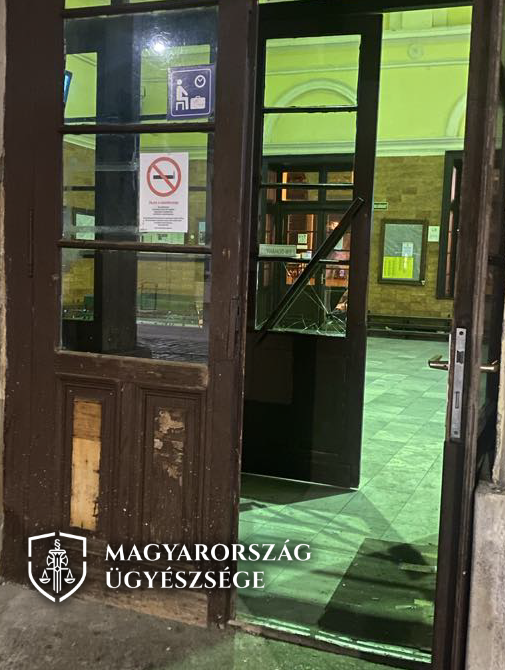 Vasútállomás ajtó