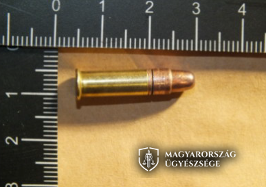 Töltött fegyvert tartott a hasához lőszer logo