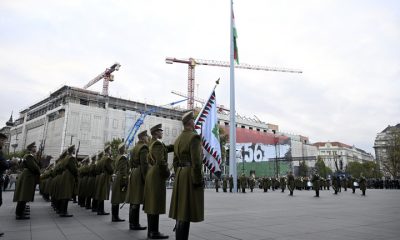Október 23. felvonták a nemzeti lobogót az országház elõ