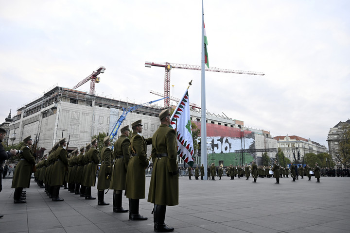 Október 23. felvonták a nemzeti lobogót az országház elõ