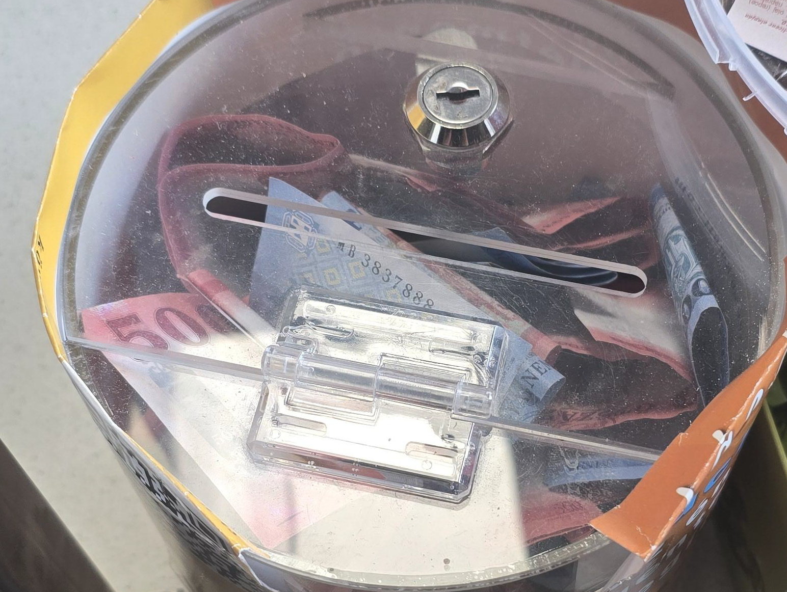 Adománygyűjtő ládát vitt el