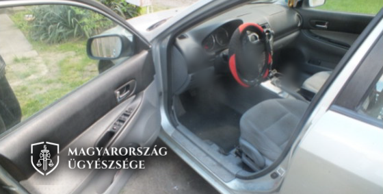 Amíg megszerelte, elkötötték az autót