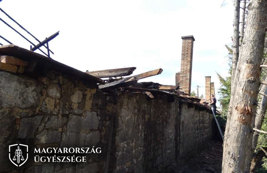 Cigarettacsikkel gyújtotta fel a házat