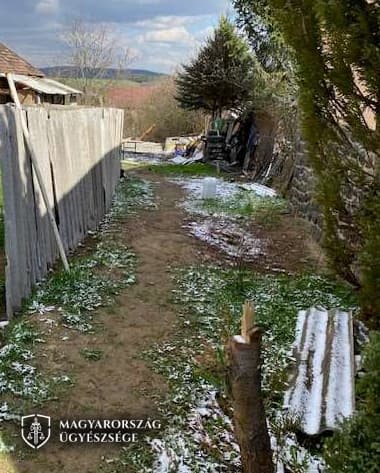 Késsel ment a tartozásért