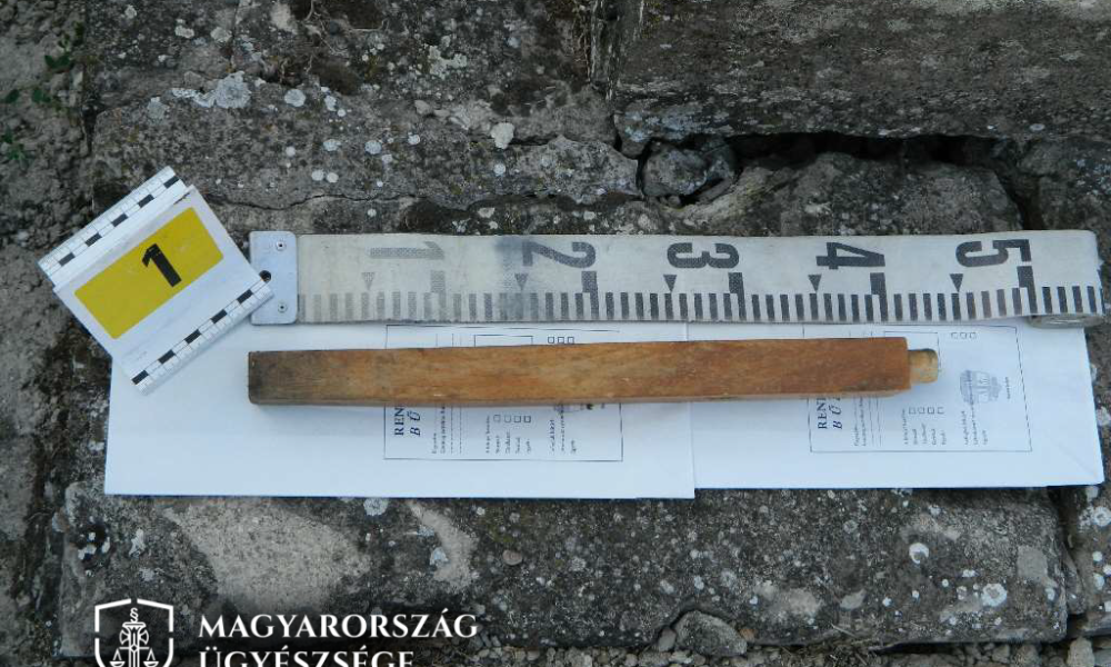 Széklábbal törte be az autó szélvédőjét